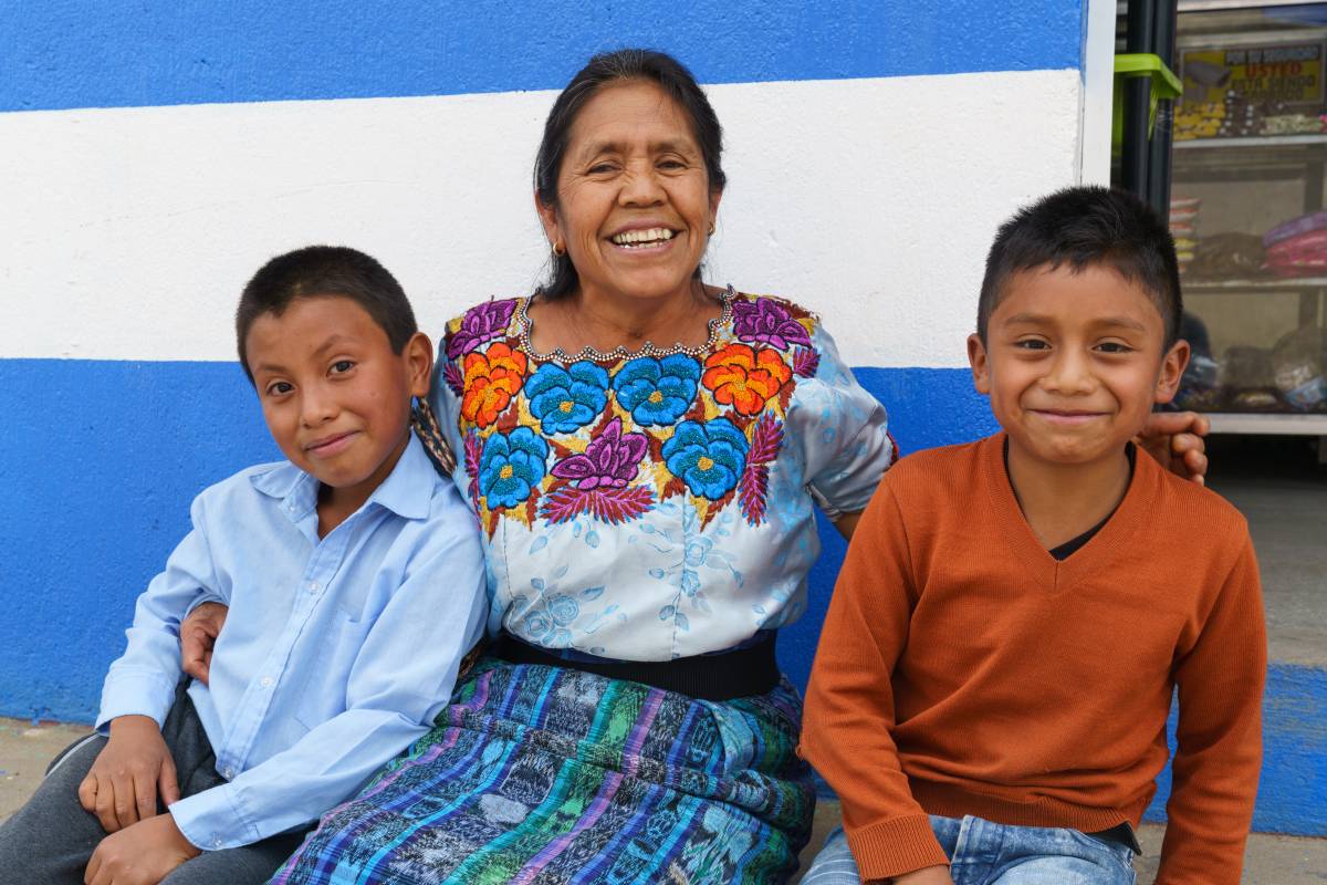 Guatemalan kids with their mother.